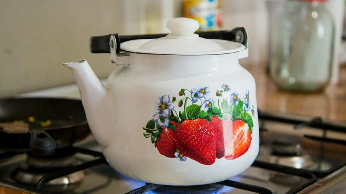 Kalken i vannkokeren din vil forsvinne som den aldri har vært: Du trenger ikke eddik eller natron for dette, det finnes en bedre metode for det