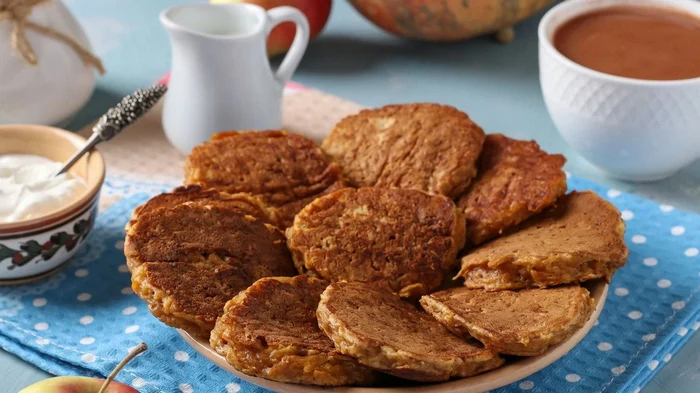 Gresskar- og eplepannekaker: en oppskrift på en deilig frokost