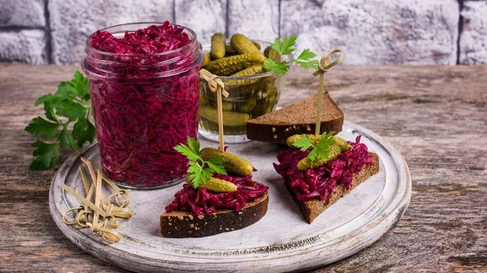 Rødbetsnacks med pepperrot: et utmerket tilbehør til kjøtt og kjøttpudding