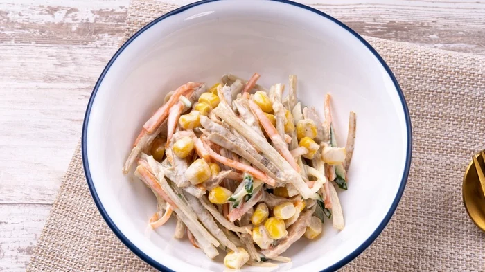 Salatoppskrift med kylling, koreanske gulrøtter, mais og sopp